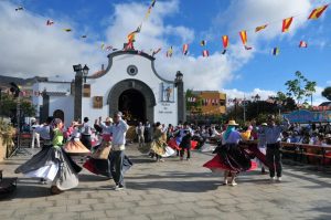 Gente vestida de chulapos y joyescas en las fiestas de San Isidro