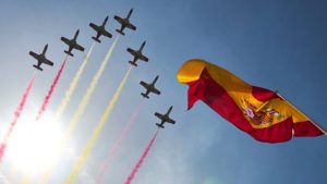Aviones formando la bandera española en el desfile del Día de la Hispanidad.