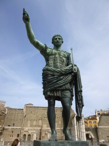 Escultura de Julio César, origen del calendario actual