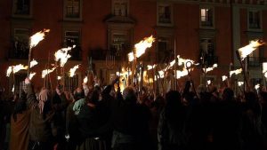 Gente con antorchas en las fiestas del motín de Aranjuez